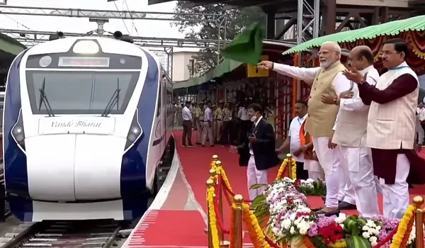 PM नरेंद्र मोदी ने दक्षिण भारत की पहली ‘वंदे भारत’ एक्सप्रेस ट्रेन को दिखाई हरी झंडी